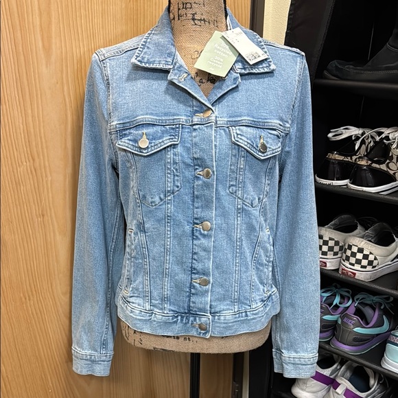 NWT H&M light blue jean jacket. All functional pockets and button cuffs. Medium. - Picture 2 of 16